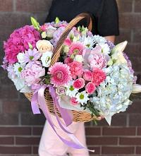 Композиция солнечный день в Чаплыгине Цветочная композиция из Розы, Хризантемы, Пионы и Лизиантусы в корзине в Чаплыгине