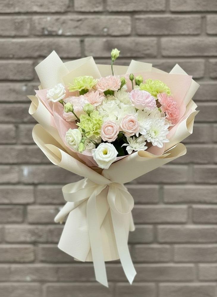 Букет цветов из: Гвоздики, Розы, Лизиантусы и Хризантемы в Чаплыгине