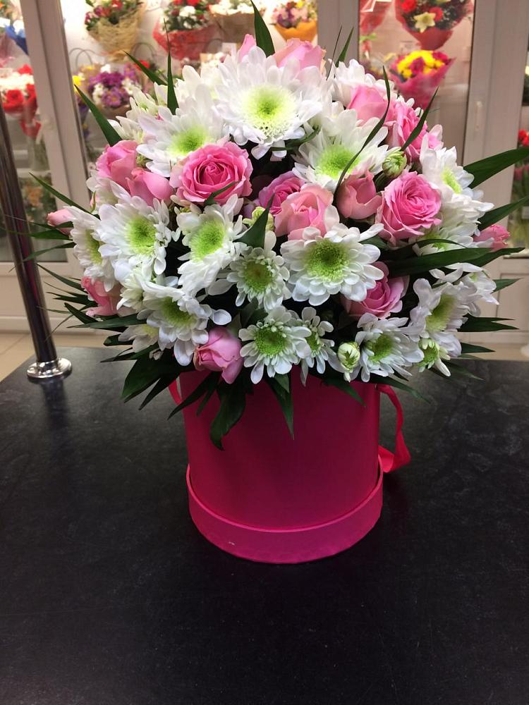 Цветочная композиция из Розы и Хризантемы в шляпной коробке в Чаплыгине