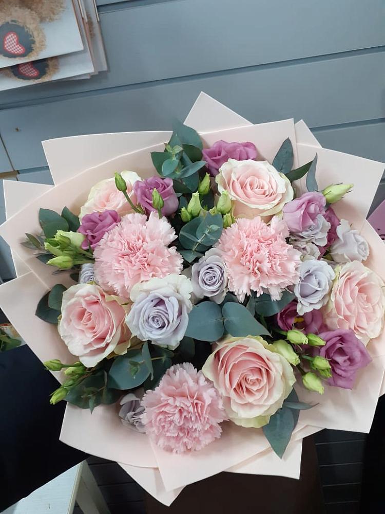 Букет цветов из: Розы, Гвоздики и Лизиантусы в Чаплыгине