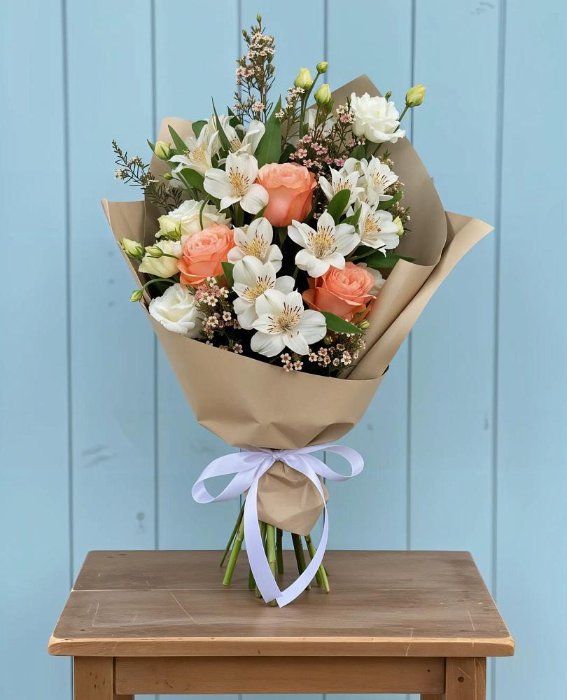 Букет цветов из: Альстромерии, Лизиантусы, Розы и Хризантемы в Чаплыгине