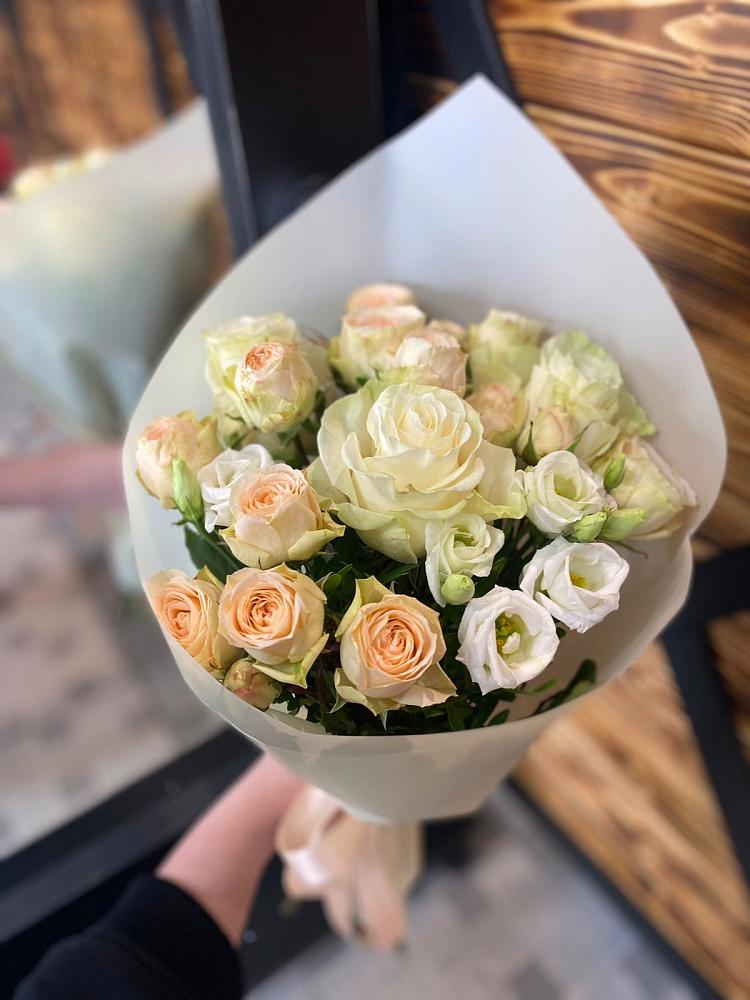 Букет цветов из: Розы и Лизиантусы в Чаплыгине